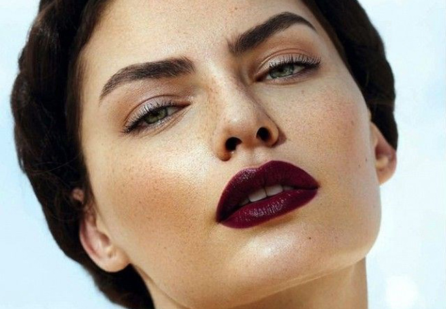 مكياج عيون مناسب لاحمر شفاه داكن
