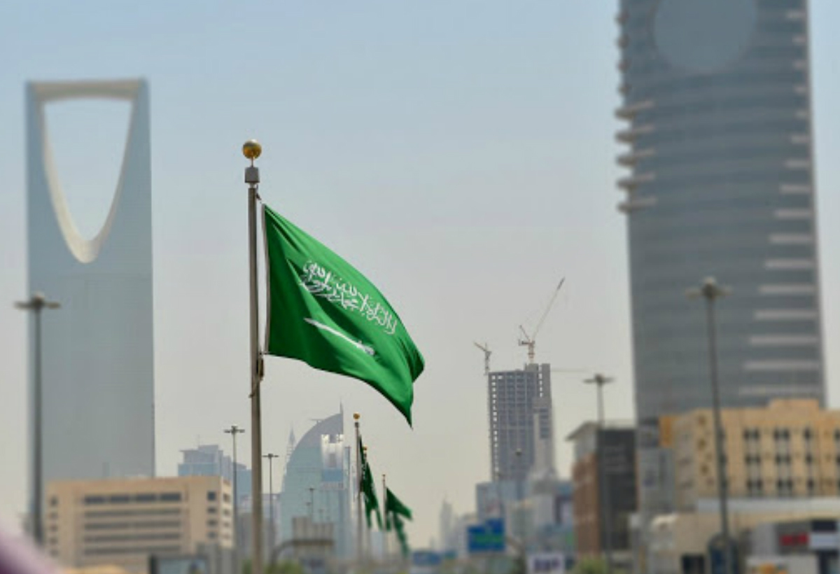 سعوديون ينشدون للوطن من شرفات منازلهم في ساعات حظر التجول