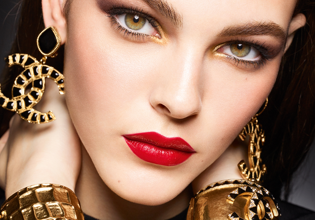 Les Ornements de Chanel: مجموعة مكياج الأعياد لعام 2019