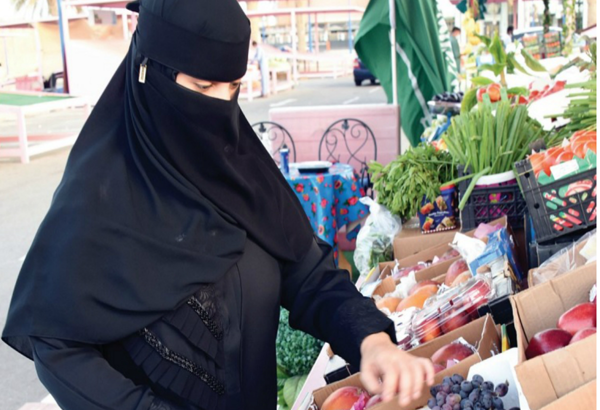 كوثر العتيبي تعمل على بسطة لبيع الخضار