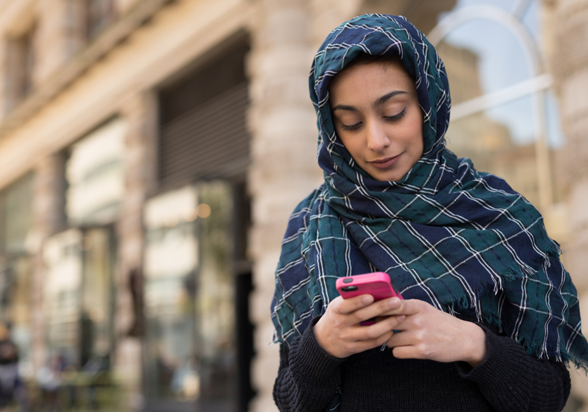 عندما تقعين ضحية الابتزاز على الانترنت.. قصة امرأة دمرت حياتها بسببه!