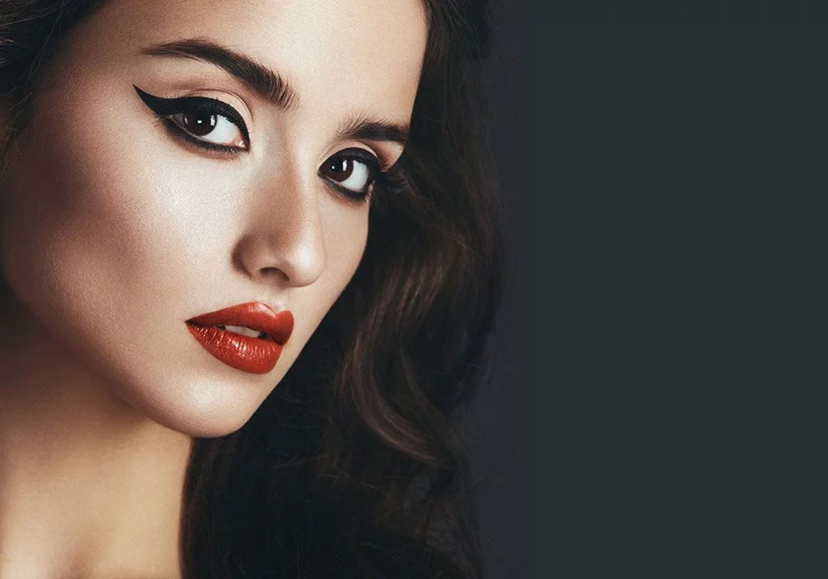 حيلة المكياج التي جعلتني أتقن تطبيق الأيلاينر في ثوانٍ ومن دون أخطاء!