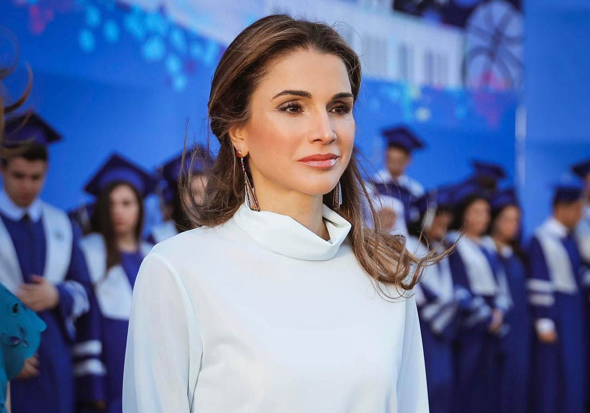 الملكة رانيا خبيرة مكياج ناجحة... صورة صادمة تكشف عن جانب آخر من شخصيتها!