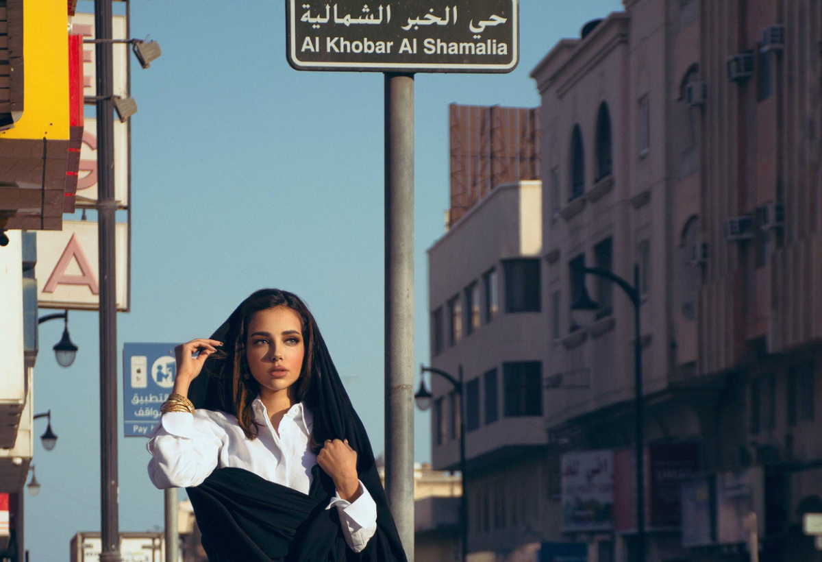 المصورة السعودية سارة آل مقبل تصور الماضي بشوارع الخُبر بطريقة معاصرة 