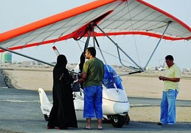 المرأة السعودية تقود الطائرة الشراعية