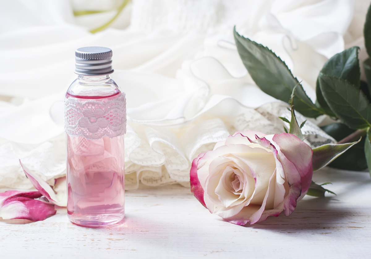 طريقة مبتكرة يبقى فيها العطر على جسمك لأكثر من 10 ساعات! 