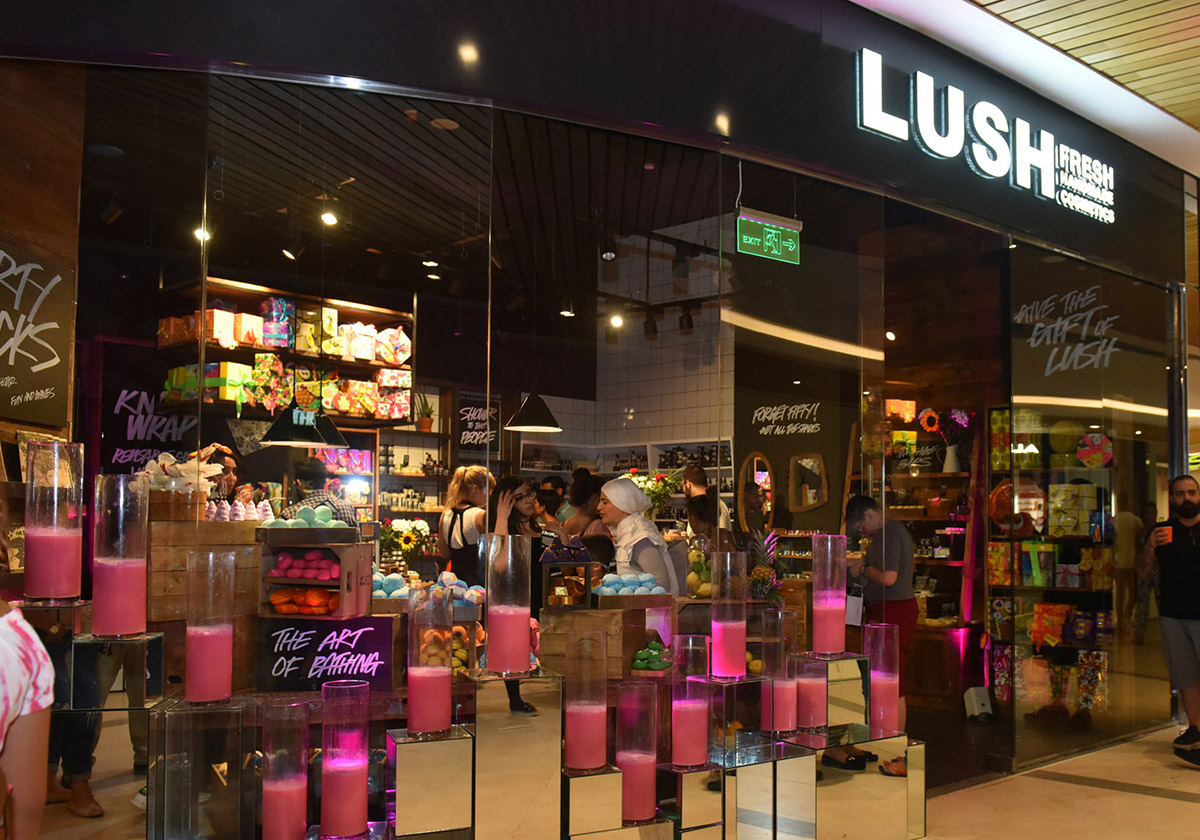 ياسمينة تقابل المديرة الإدارية لـ Lush خلال افتتاح الفرع الرابع للماركة في بيروت