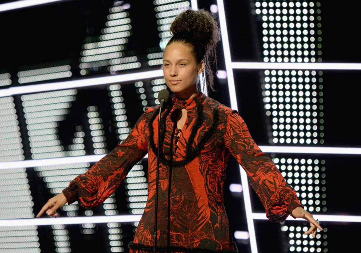 أليشيا كيز تفجّر مفاجأة جديدة في حفل الـ VMAs