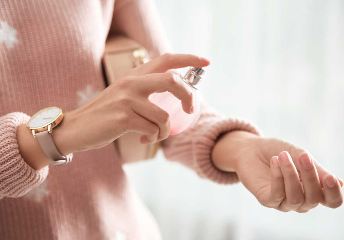 حيل لرش العطر ليفوح اكثر ويدوم طويلا
