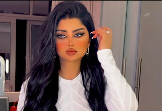 ملكة كابلي تثير الجدل بشراء سيارة لأبنتها قمر  