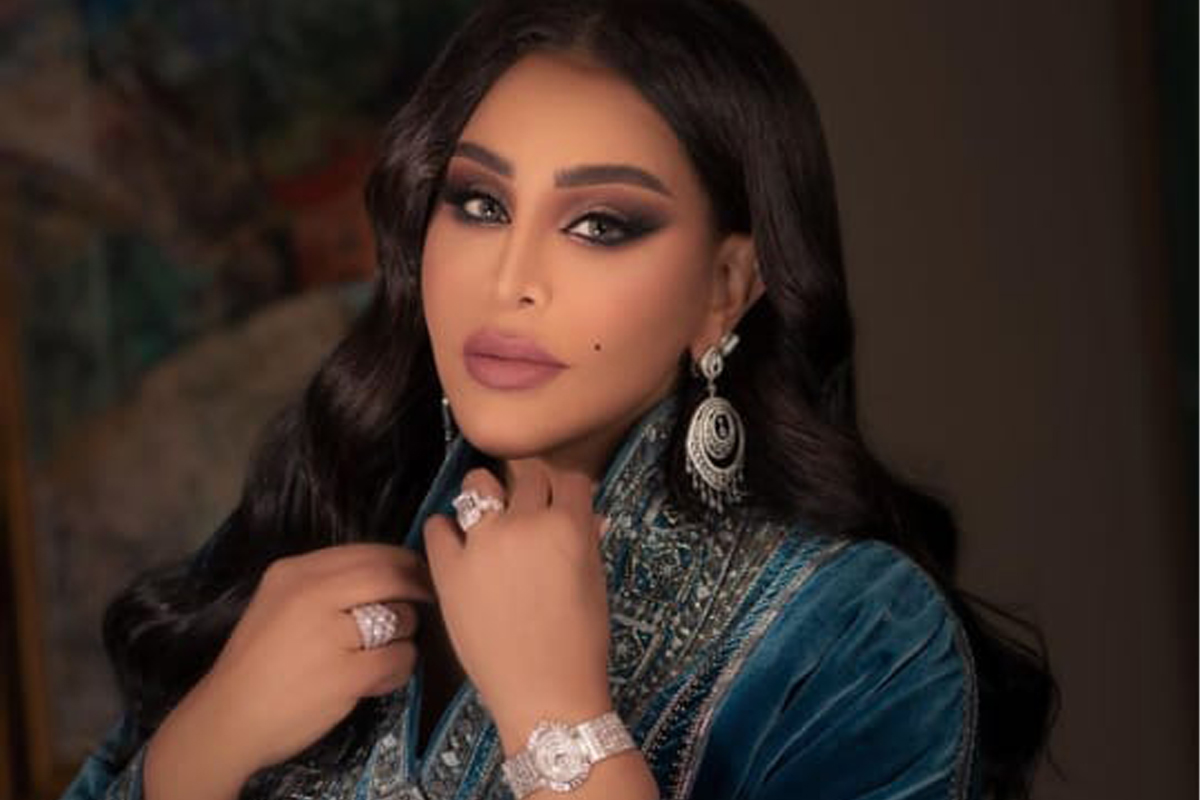 الفنانة أحلام تقدم دعمها لشبان سعوديين بدون مقابل في معرض العطور 