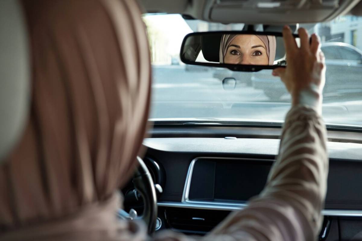 قيادة السيارة في الحلم للعزباء