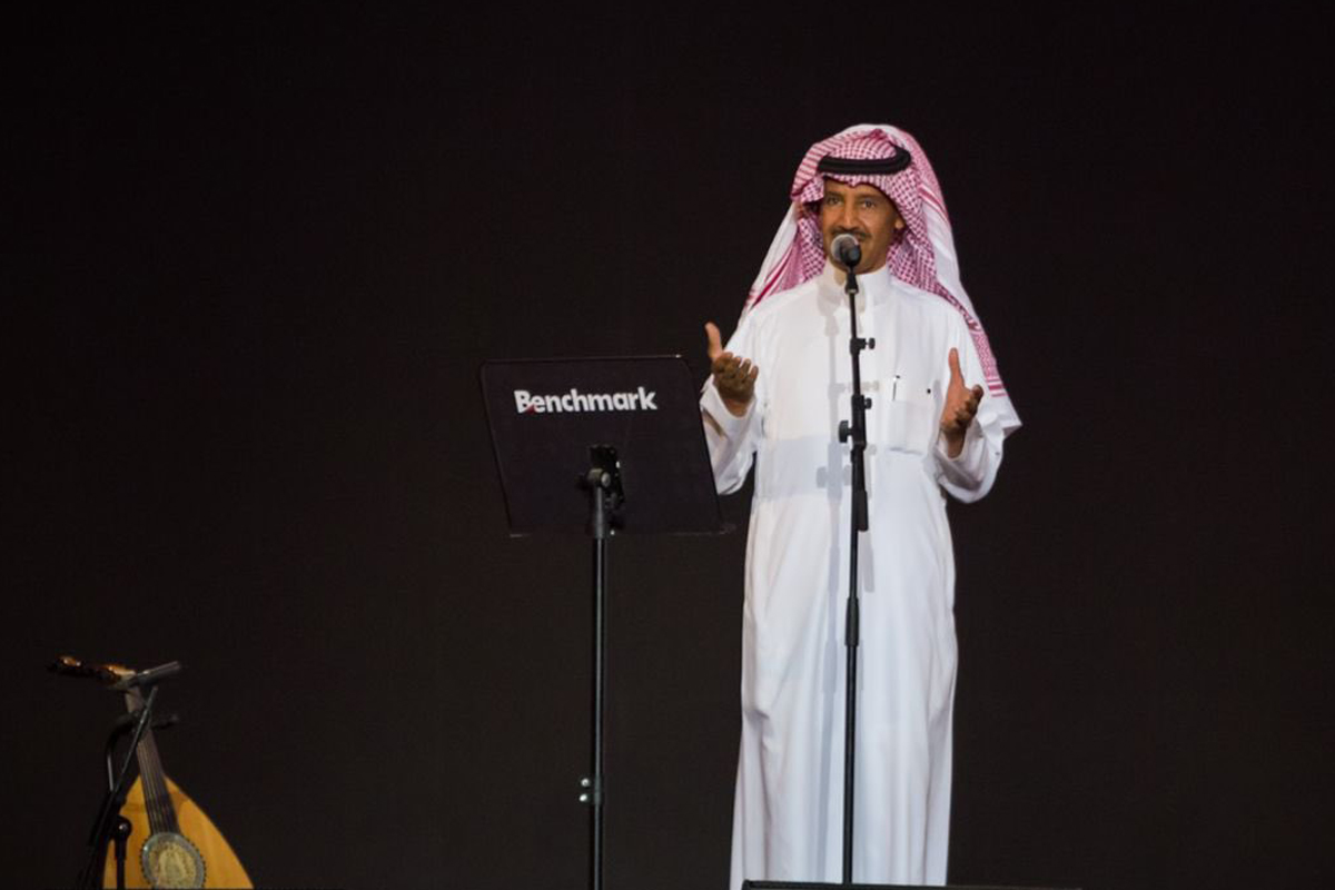 هيئة الترفيه تُكرم الفنان خالد عبد الرحمن بعود مطلّي بالذهب 