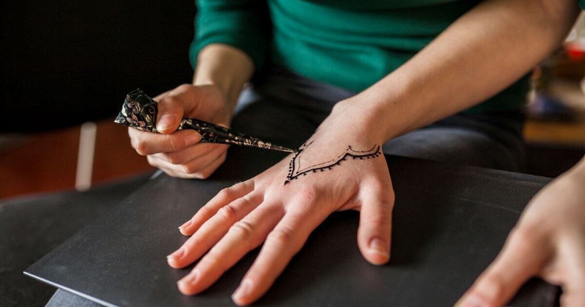 طريقة إزالة الحناء عن اليد