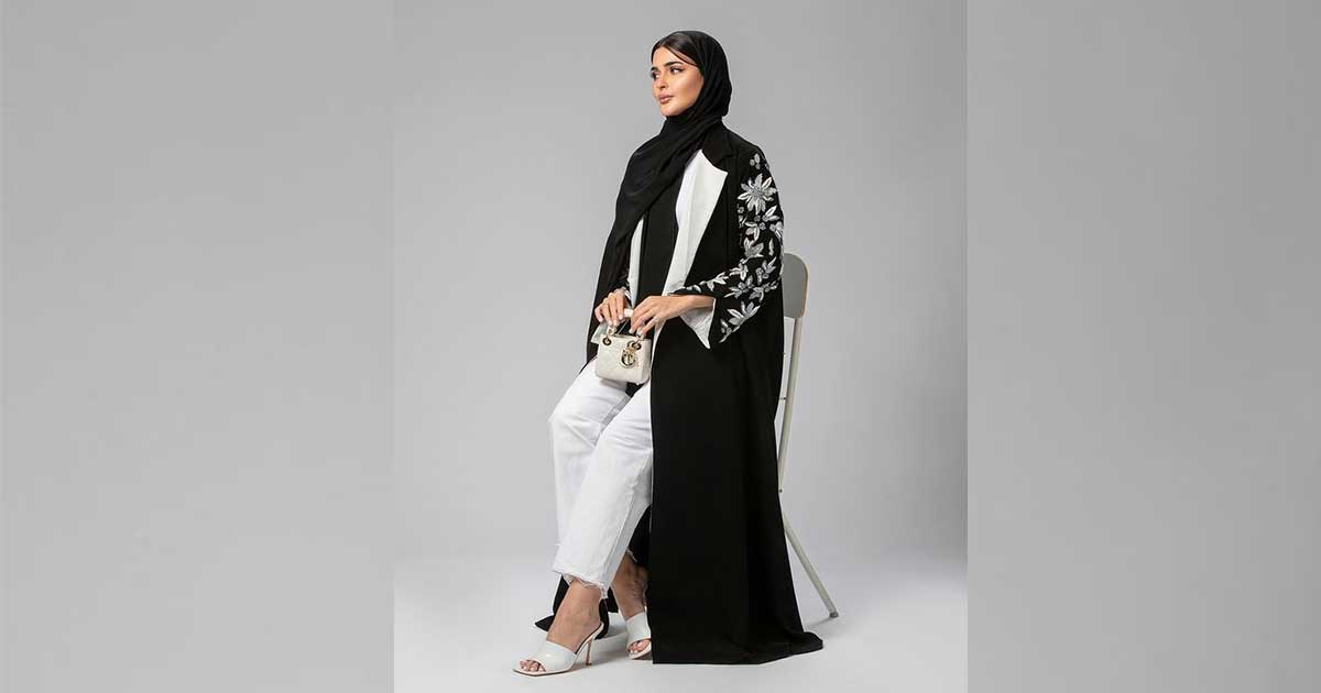 طرق لتنسيق العباءة في الصيف