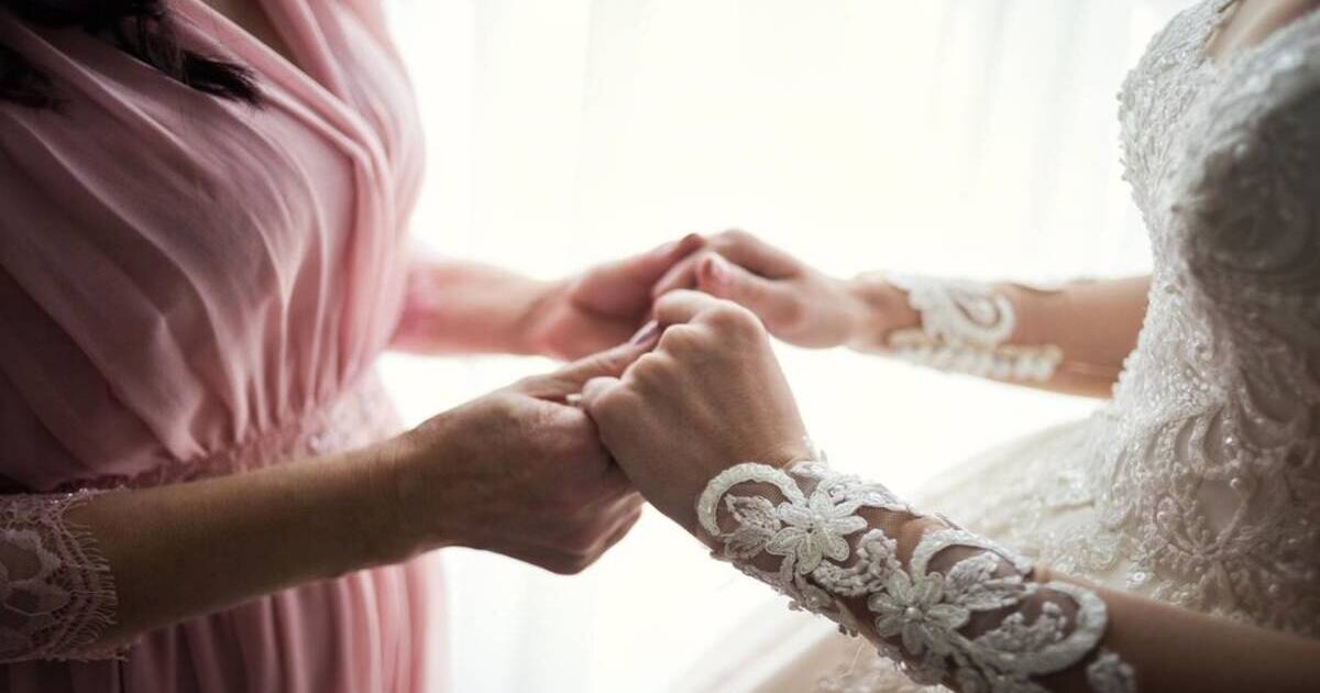 عبارات تهنئة لأم العروس