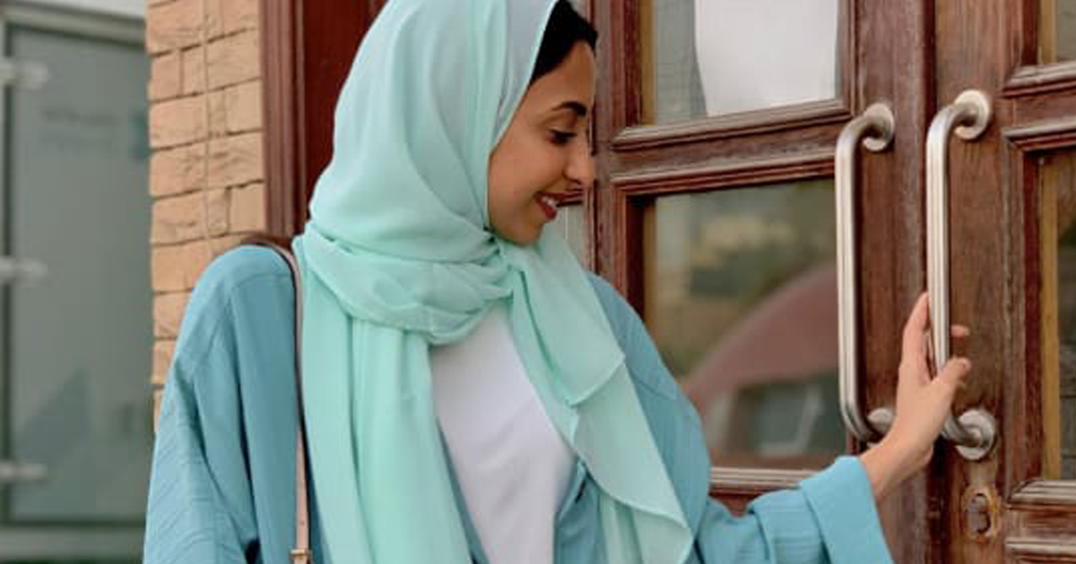 عبايات صيفية بألوان وقصات مناسبة للسفر