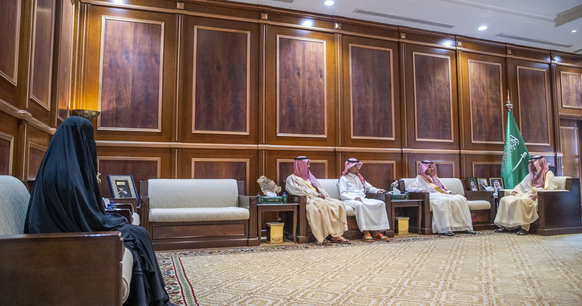 النحالة السعودية نورة الشمري تفوز بالميدالية الذهبية في مسابقة لندن الدولية للعسل