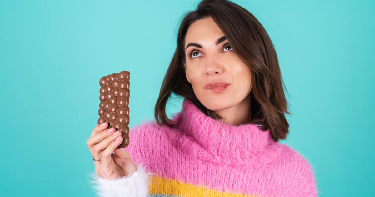 إمراة تتناول الشوكولاته