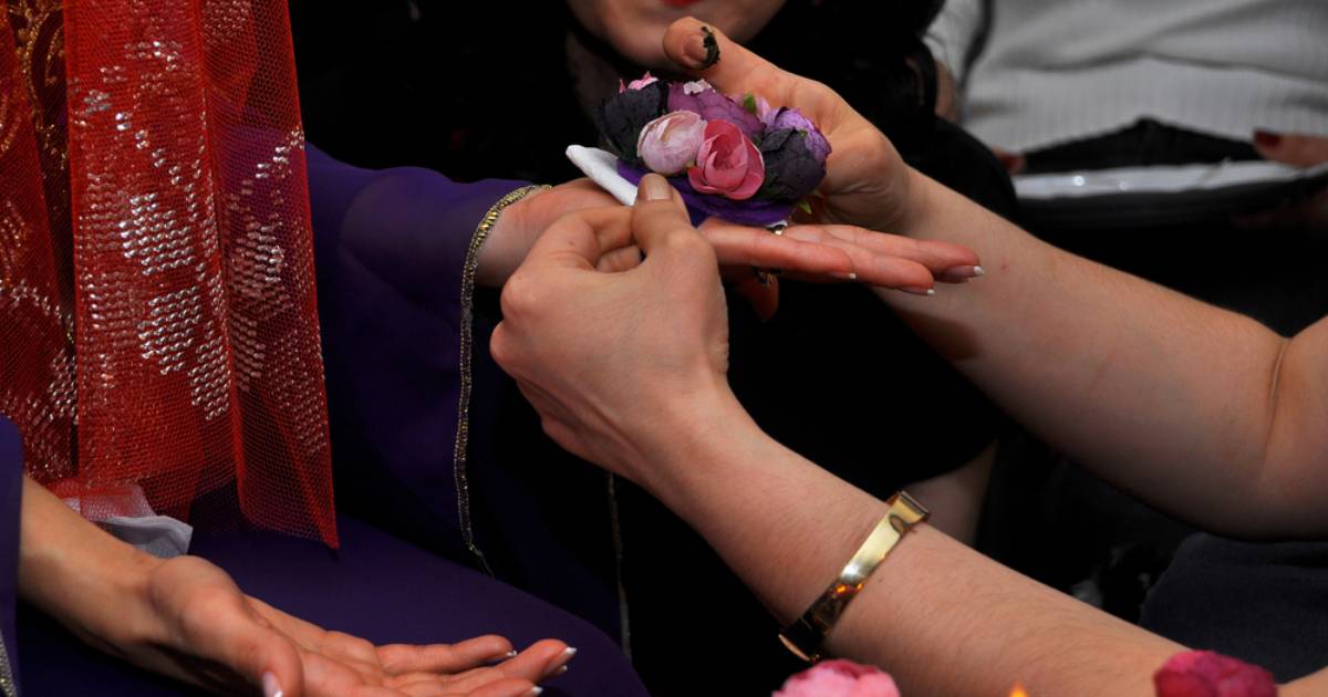 في ليلة الحناء: أسباب وضع العروس الحناء على يديها
