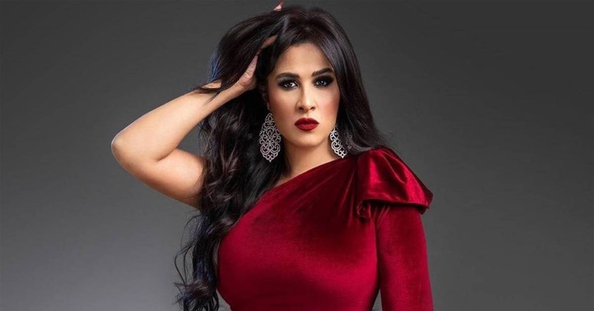 ياسمين عبد العزيز في فيديو نادر وهي تغني "يا واد يا تقيل""