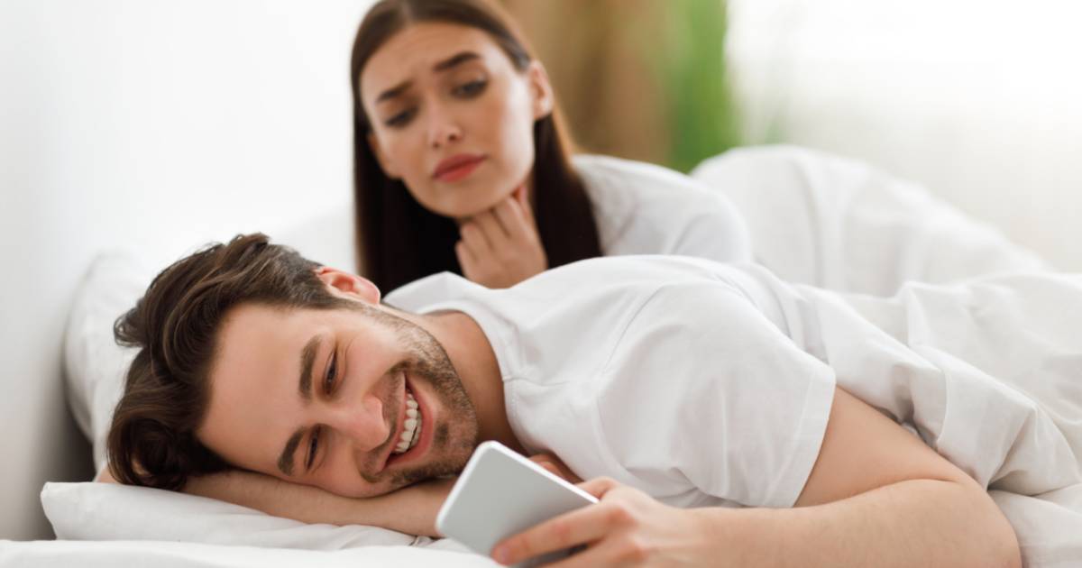 التعامل مع خيانة الزوج بالهاتف