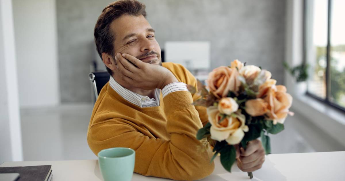 علامات تدل على أن شخص يفكر فيك