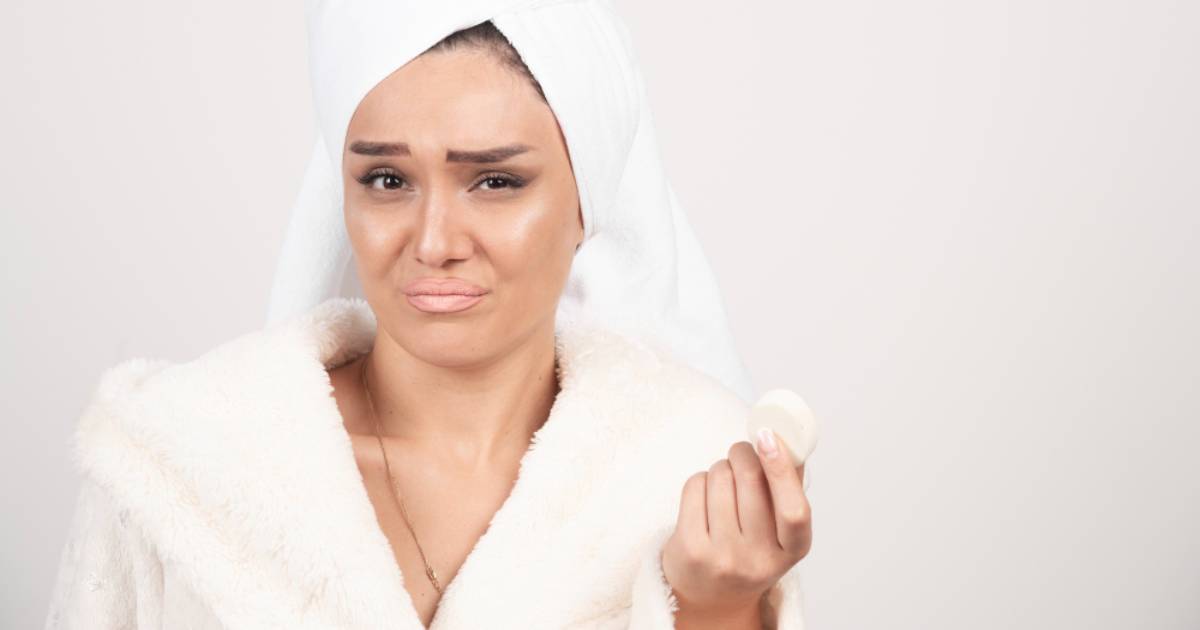 طريقة ازالة المكياج من الملابس