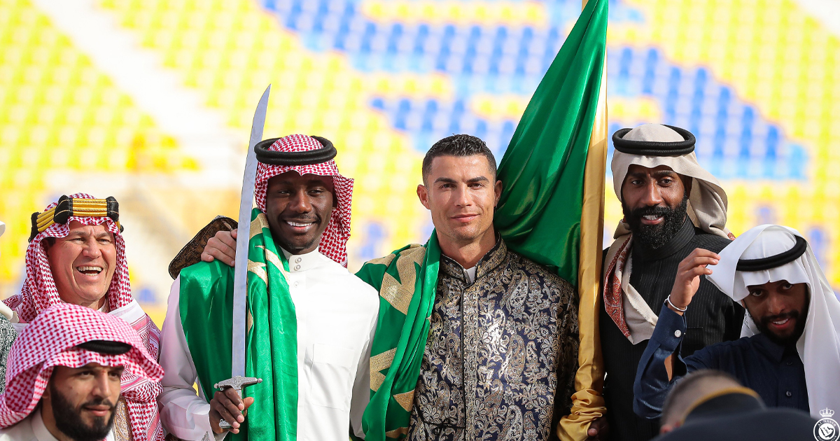 كريستيانو رونالدو يشارك باحتفالات يوم التأسيس ويؤدي رقصة العرضة بالثوب السعودي