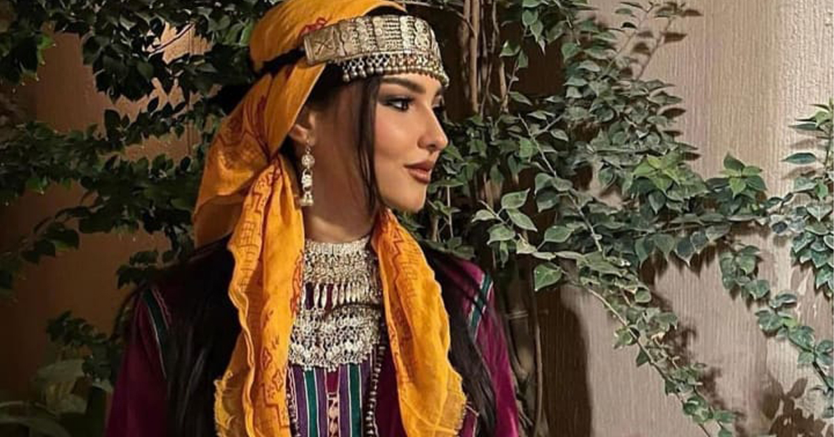 الثوب المجنب زيّ المرأة العسيرية السعودية ودلالات منديل الرأس الأصفر