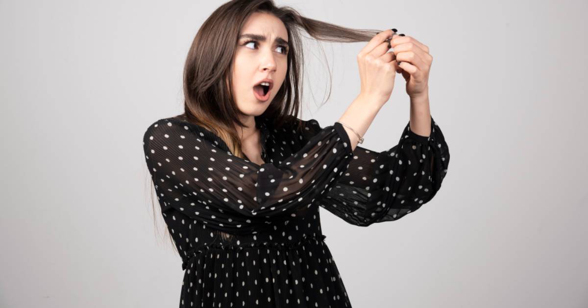 سبب تساقط الشعر بمجرد لمسه