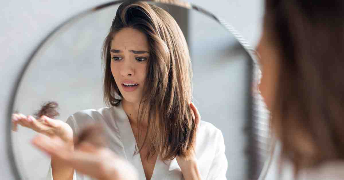سبب تساقط الشعر عند سحبه