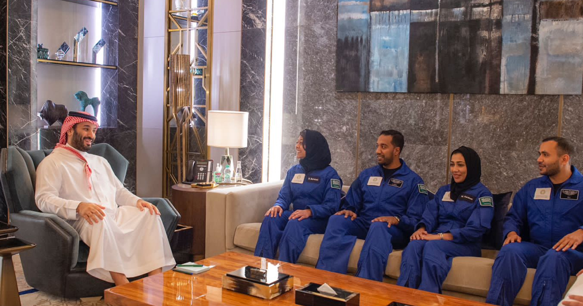 الأمير محمد بن سلمان يودّع رواد الفضاء السعوديين المتجهين نحو محطة الفضاء الدولية