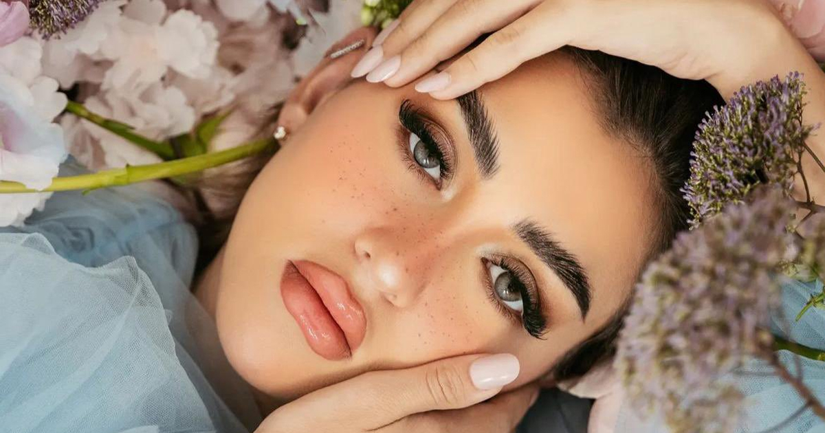مؤثرات سعوديات يروّجن للعدسات الملونة واقبال كبير عليها قبل فترة العيد