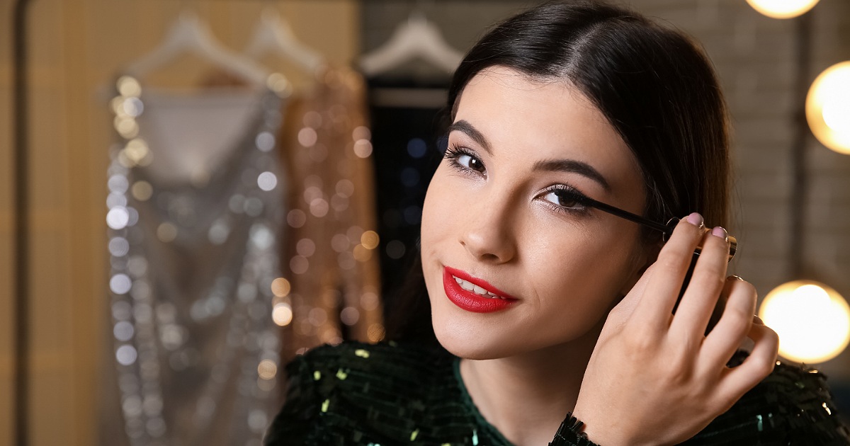 حكم تركيب الرموش في الاعراس بغرض التزيّن