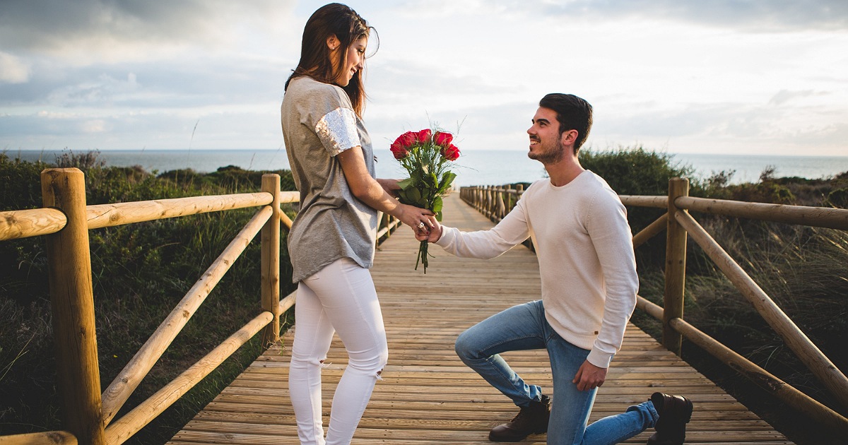 4 علامات لحب الرجل للمرأة سراً