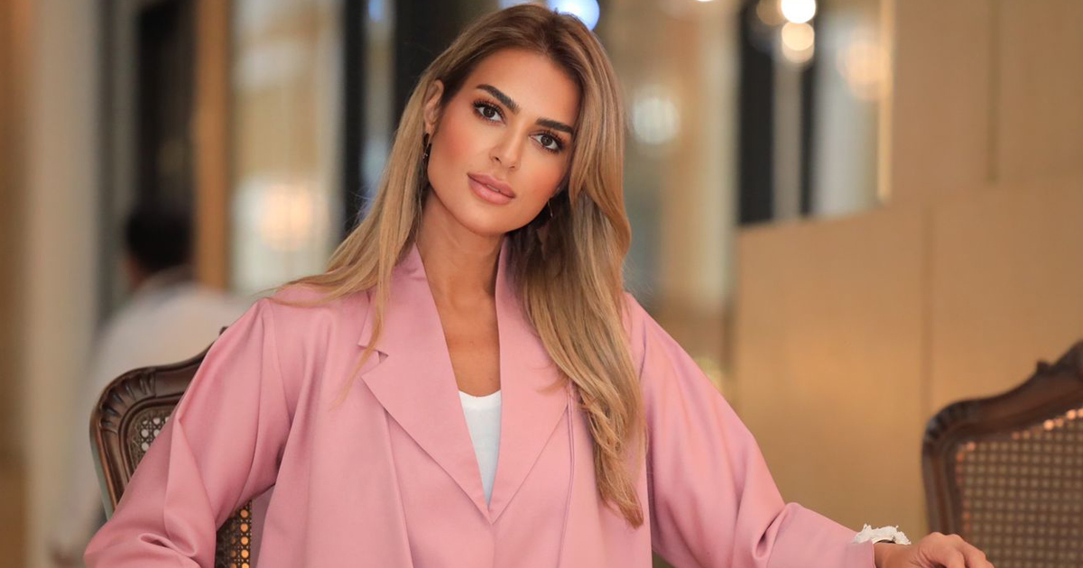 المصممة السعودية أميمة العزّة في لقاء عن أجمل ستايلات الصيف والسفر