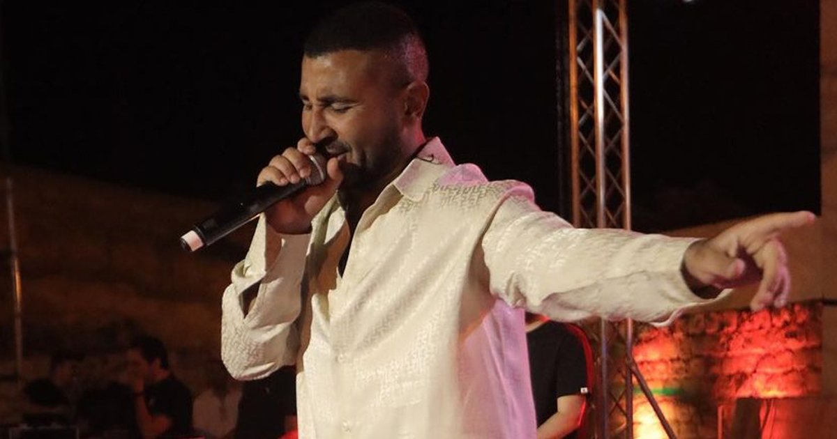 أحمد سعد يصرخ على منظمة حفلته في تونس