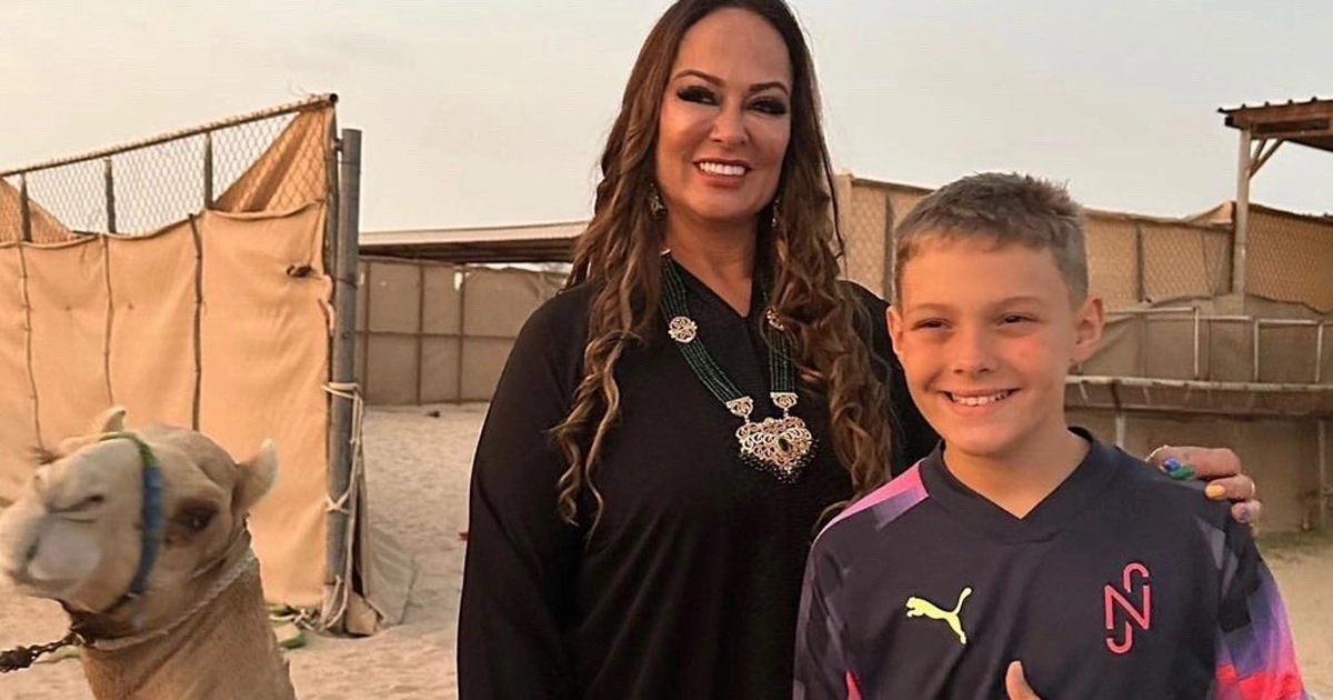 والدة نيمار نادين سانتوس تلفت الأنظار بأول ظهور لها في السعودية