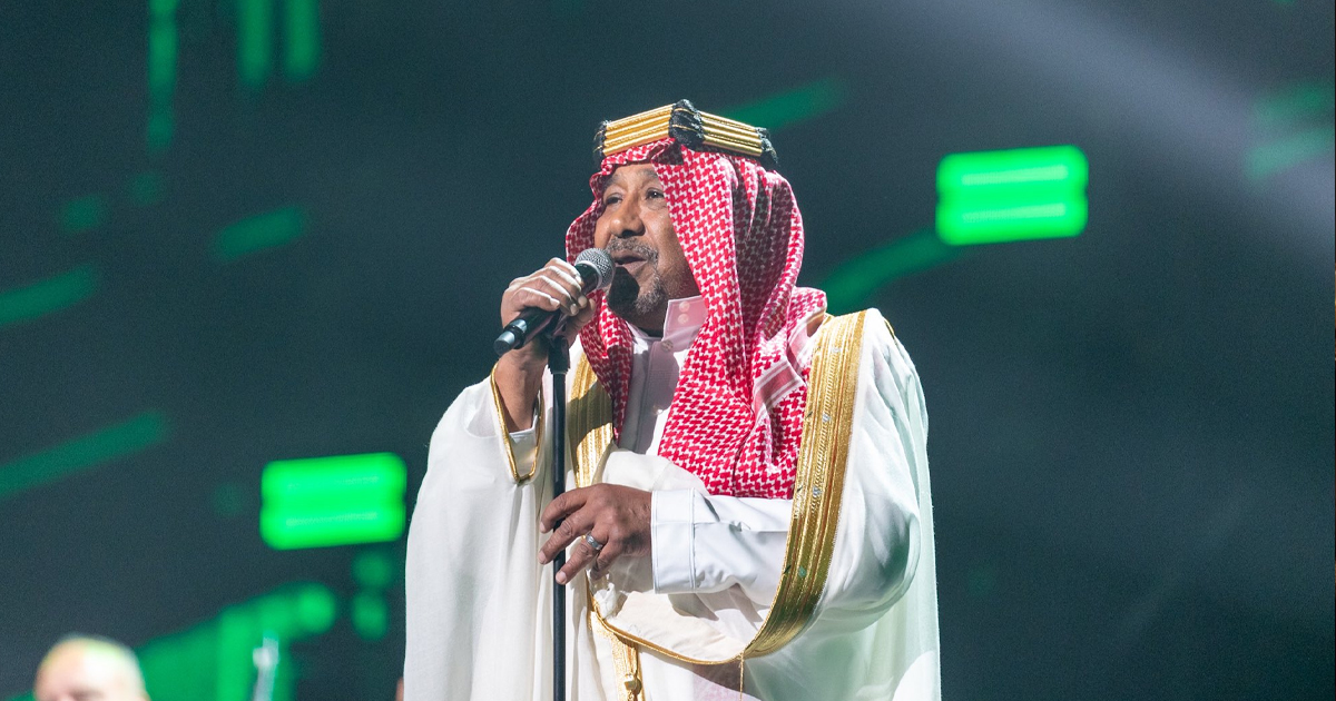 الشاب خالد يتألق في حفل الرياض بالزيّ السعودي