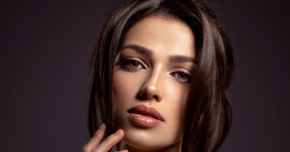 مكياج العيون الكبيرة والحواجب القريبة