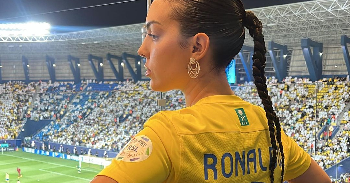 جورجينا رودريغيز تتألق بقميص نادي النصر دعمًا لكريستيانو في مباراته ضد الدحيل القطري