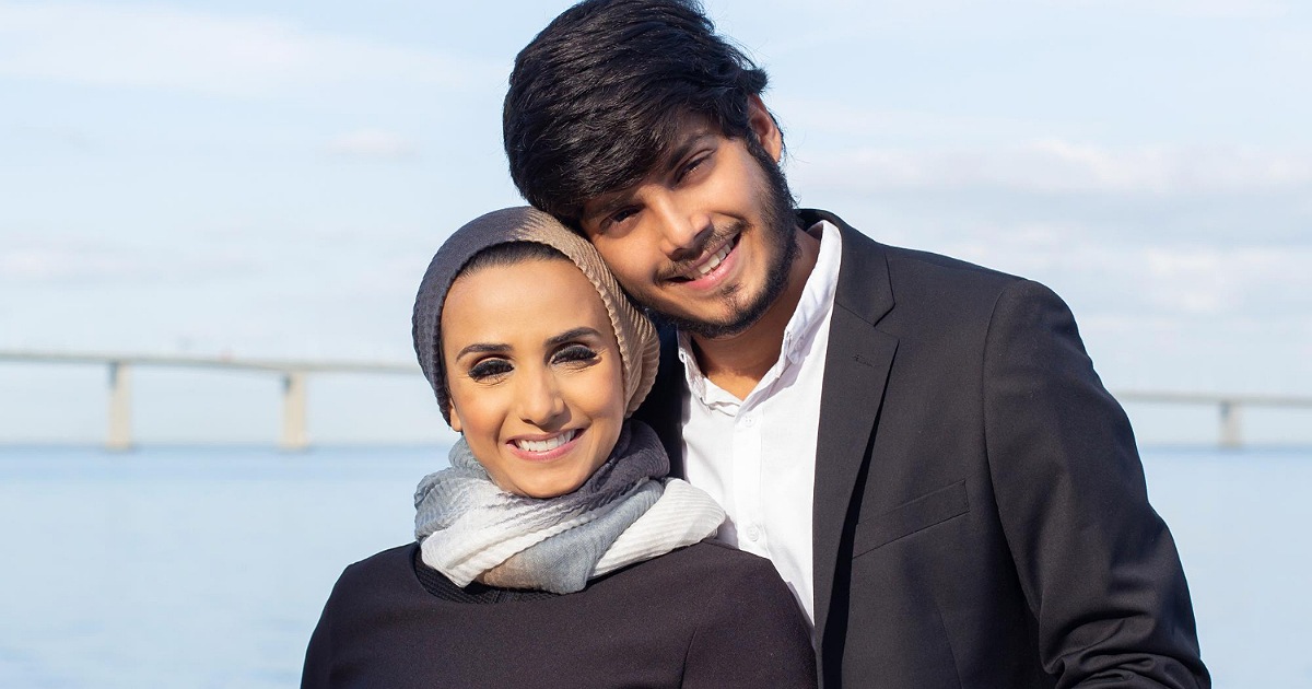 عض الشفاه في لغة الجسد للرجل