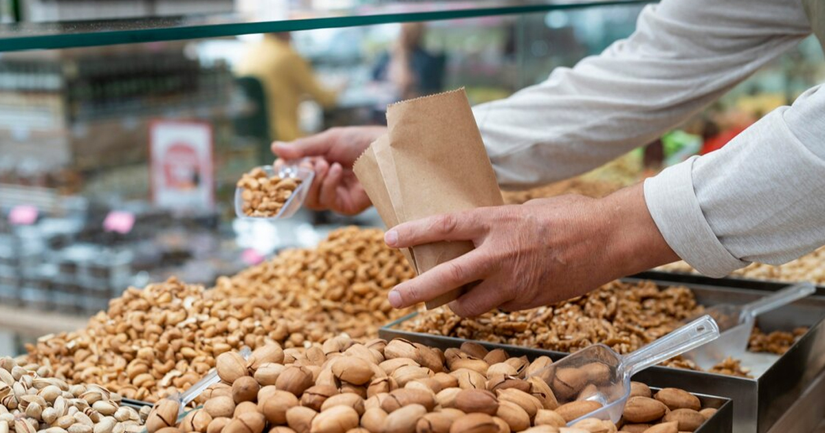وزارة التجارة في السعودية تُشهّر بمنشأة لعرضها منتجات غذائية منتهية الصلاحية