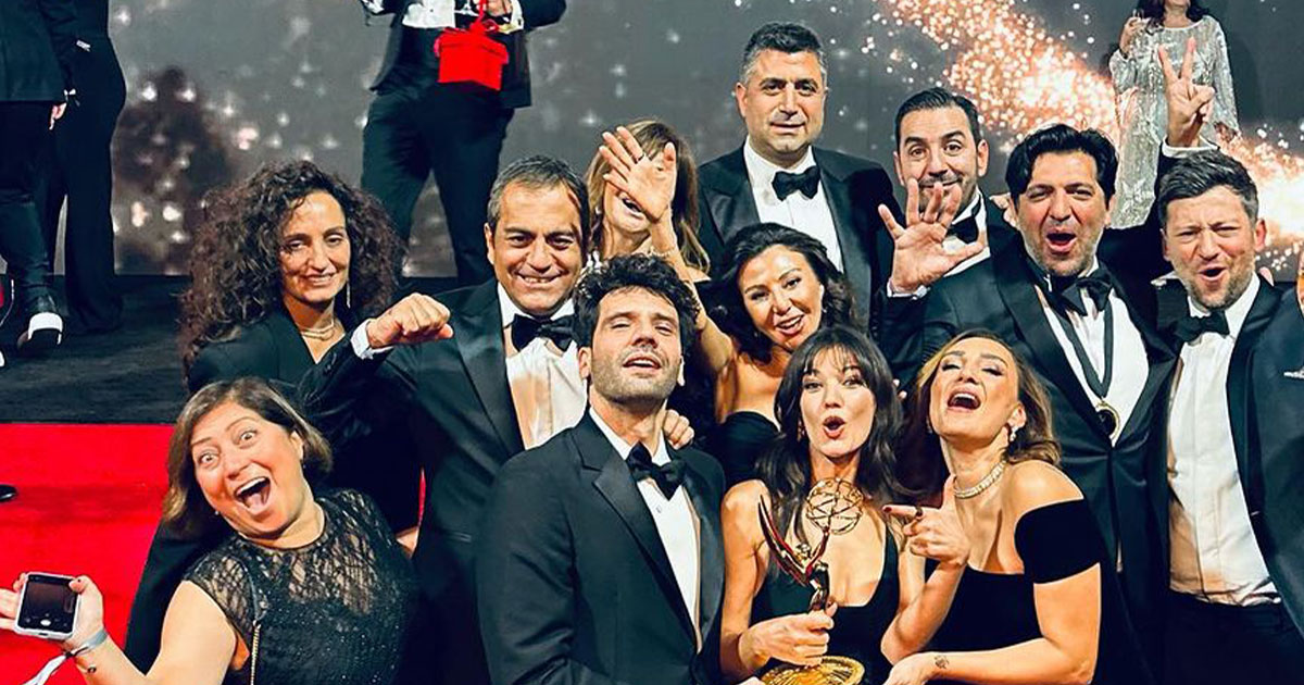 جائزة ايمي الدولية من نصيب مسلسل "القضاء" التركي وأبطاله يتألقون في الحفل