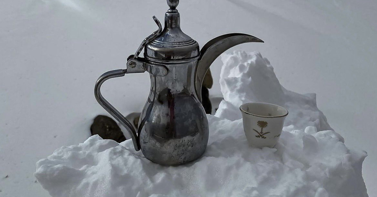 الثلوج تغطي جبل اللوز في السعودية في منظر خلاب
