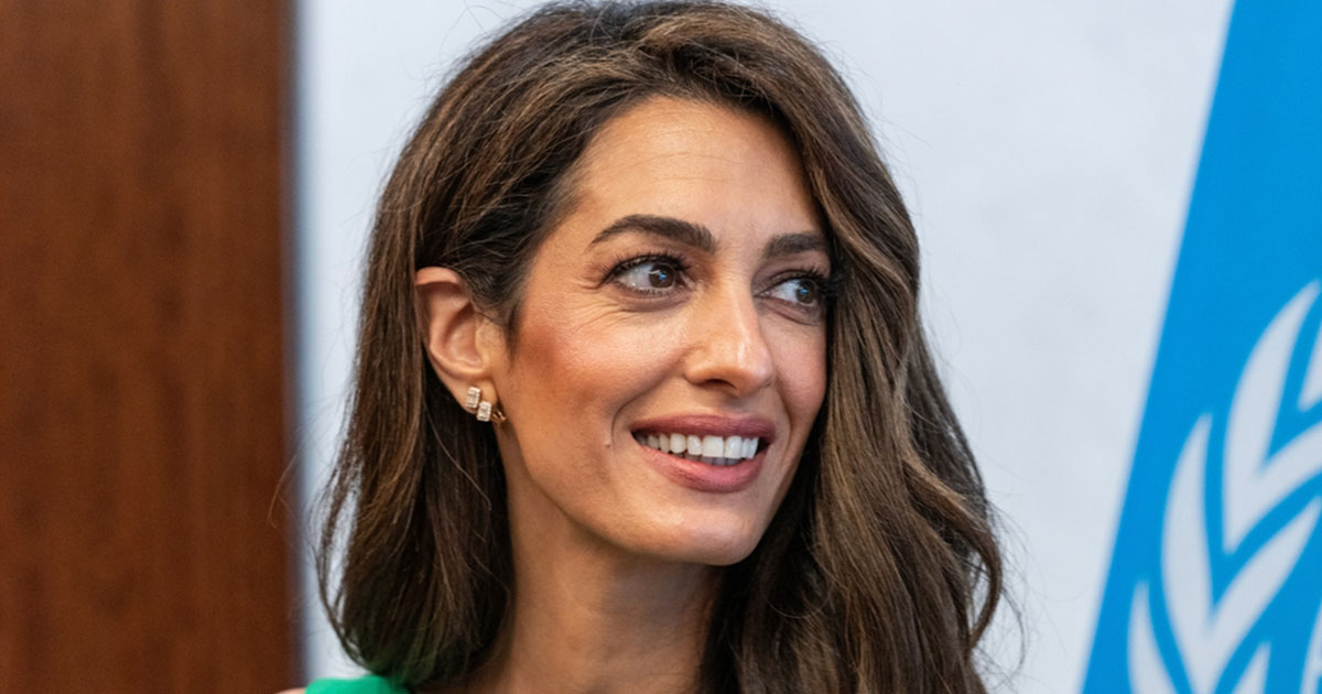 صورة لأمل كلوني من أيام الدراسة تضهر انها ضد عمليات التجميل