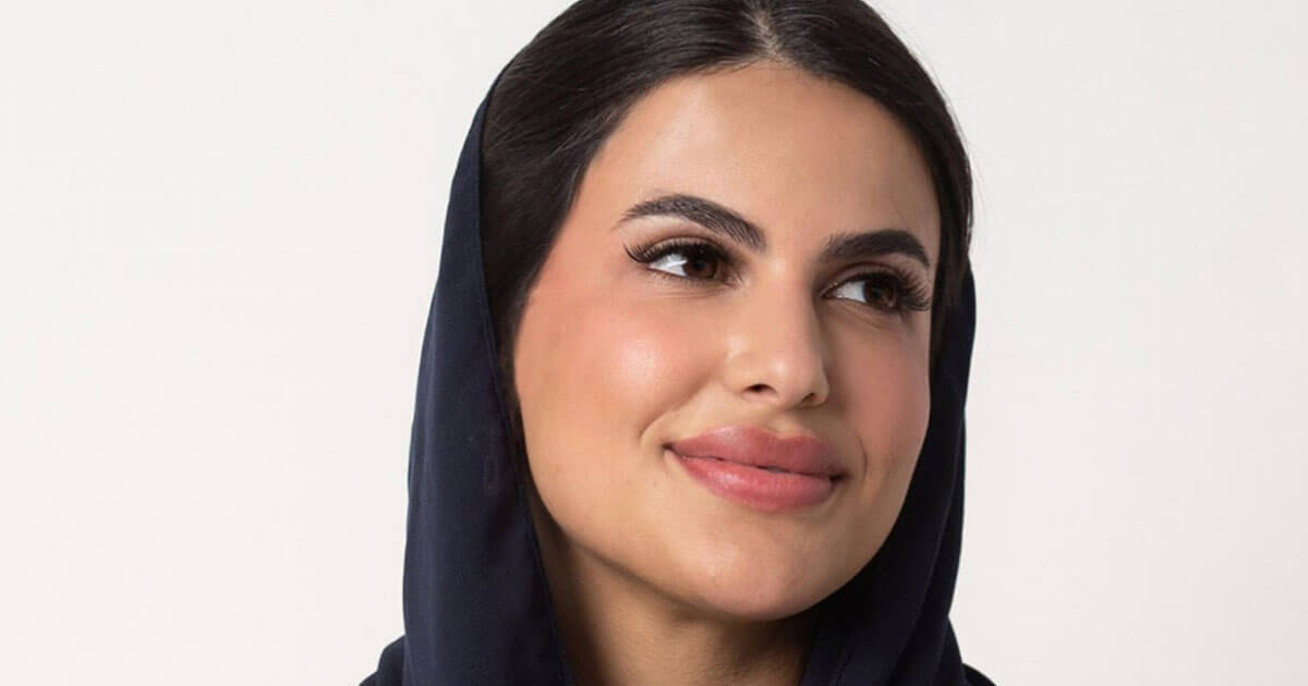 المصممة السعودية كوثر الهريش تخترق عالم الموضة بابتكاراتها الهندسية