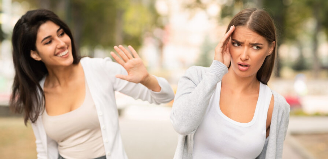 5 علامات تمكنكِ من اكتشاف صديقتكِ المزيفة بحسب علماء النفس