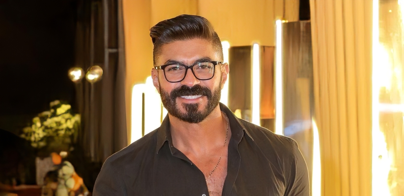 خالد سليم يحلق شعره على الهواء تضامنًا مع والدته